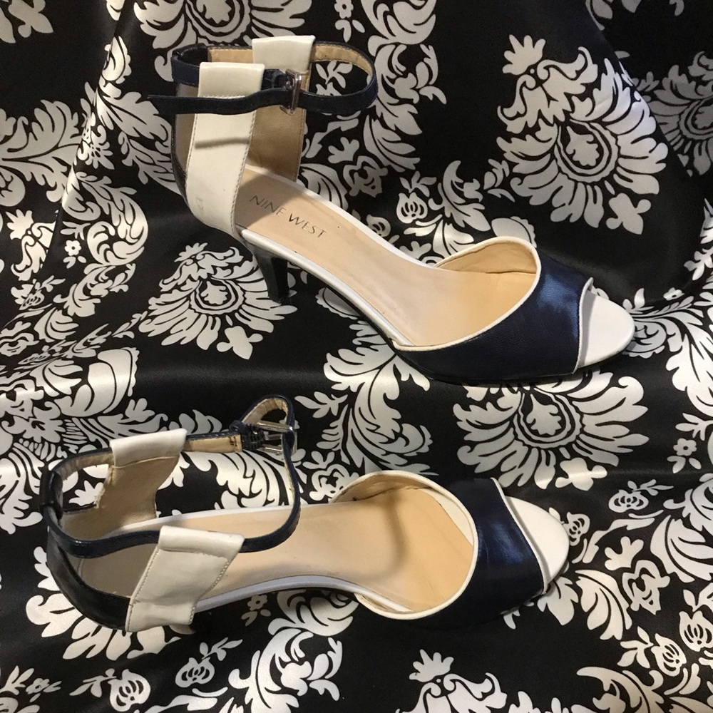 7.5 Nine West Vintage look kitten heels